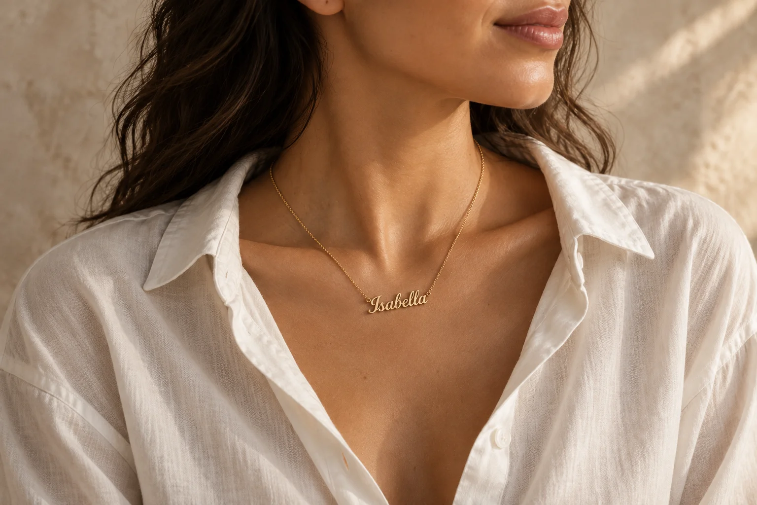 Collar con nombre en oro sobre camisa clara