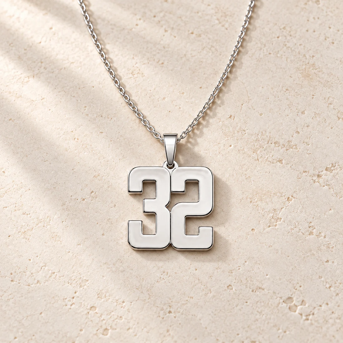 Detalle del número 32 en plata