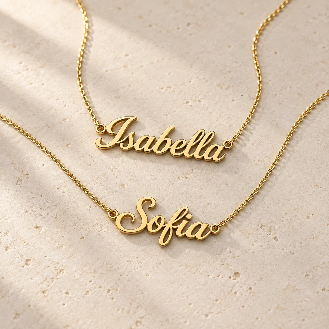 Dos collares personalizados: Isabella y Sofia